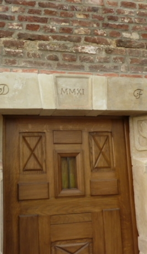 Linteau et jambage en pierre gravée